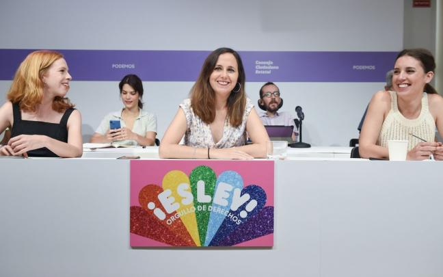 La secretaria de Organización de Podemos, Lilith Verstrynge; la ministra de Derechos Sociales y Agenda 2030, Ione Belarra, y la ministra de Igualdad, Irene Montero. La secretaria de Organización de Podemos, Lilith Verstrynge; la ministra de Derechos Sociales y Agenda 2030, Ione Belarra, y la ministra de Igualdad, Irene Montero.