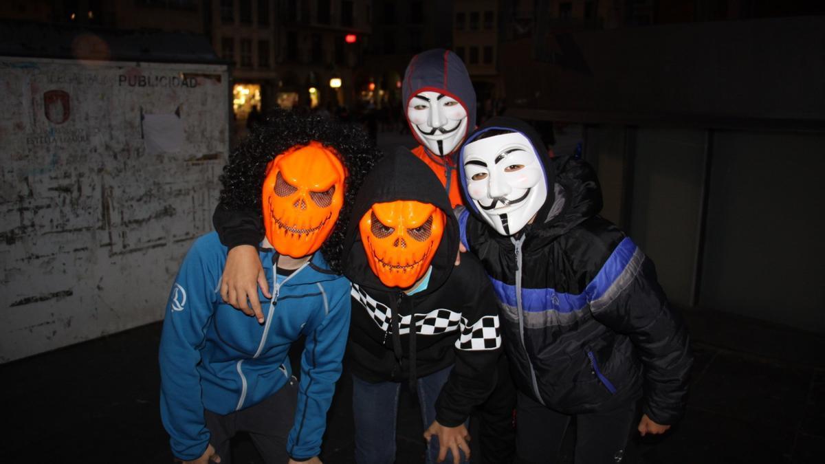 Niños disfrazados durante la celebración de Halloween en Estella.