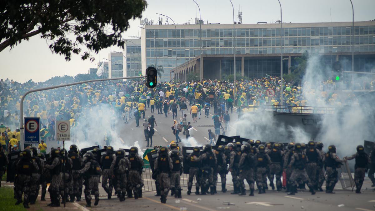 Al menos 300 partidarios del expresidente brasileño Jair Bolsonaro fueron detenidos este domingo por invadir y destrozar las sedes del Congreso, la Presidencia y la Corte Suprema.