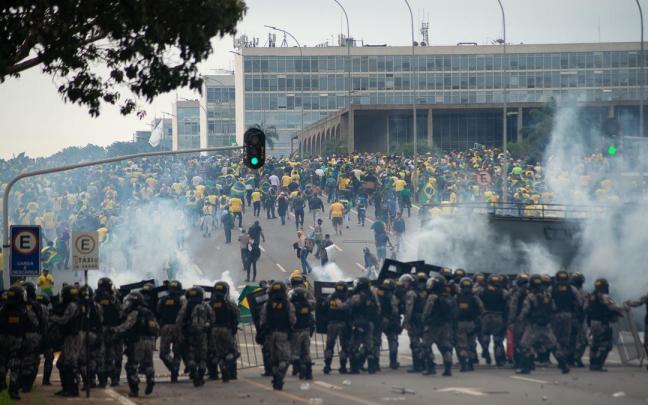 Al menos 300 partidarios del expresidente brasileño Jair Bolsonaro fueron detenidos este domingo por invadir y destrozar las sedes del Congreso, la Presidencia y la Corte Suprema. Al menos 300 partidarios del expresidente brasileño Jair Bolsonaro fueron detenidos este domingo por invadir y destrozar las sedes del Congreso, la Presidencia y la Corte Suprema.