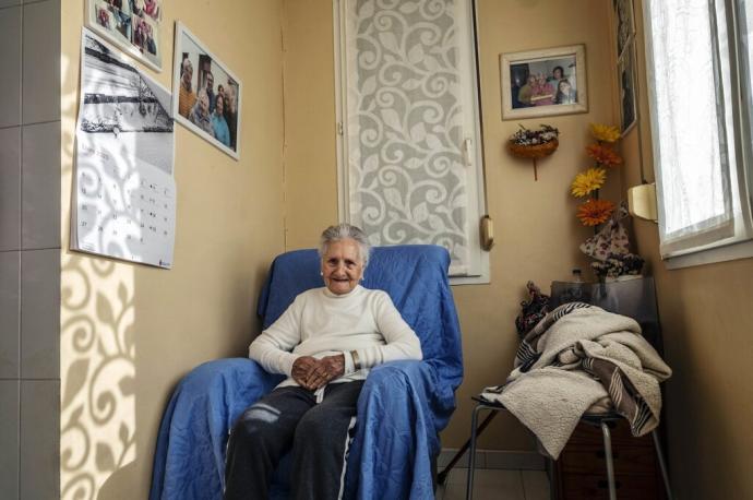 Vicenta Irurita, quien cumplirá en abril 106 años, posando en su vivienda de la Txantrea