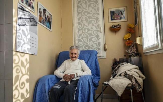 Vicenta Irurita, quien cumplirá en abril 106 años, posando en su vivienda de la Txantrea Vicenta Irurita, quien cumplirá en abril 106 años, posando en su vivienda de la Txantrea