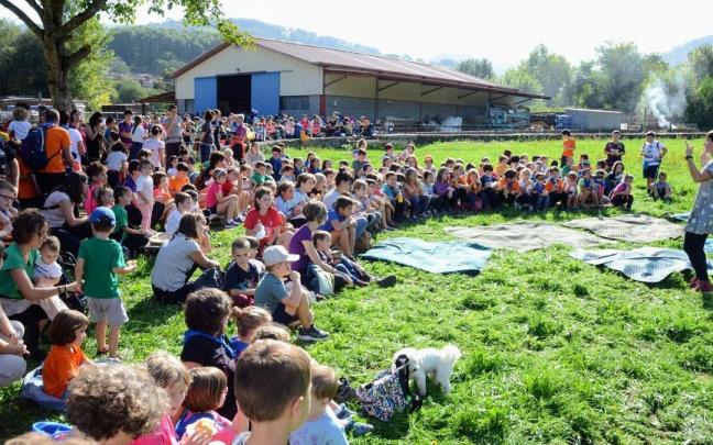 Ainara Unanaua ipuin kontalaria goizeko ibilaldiko atsedenaldian.