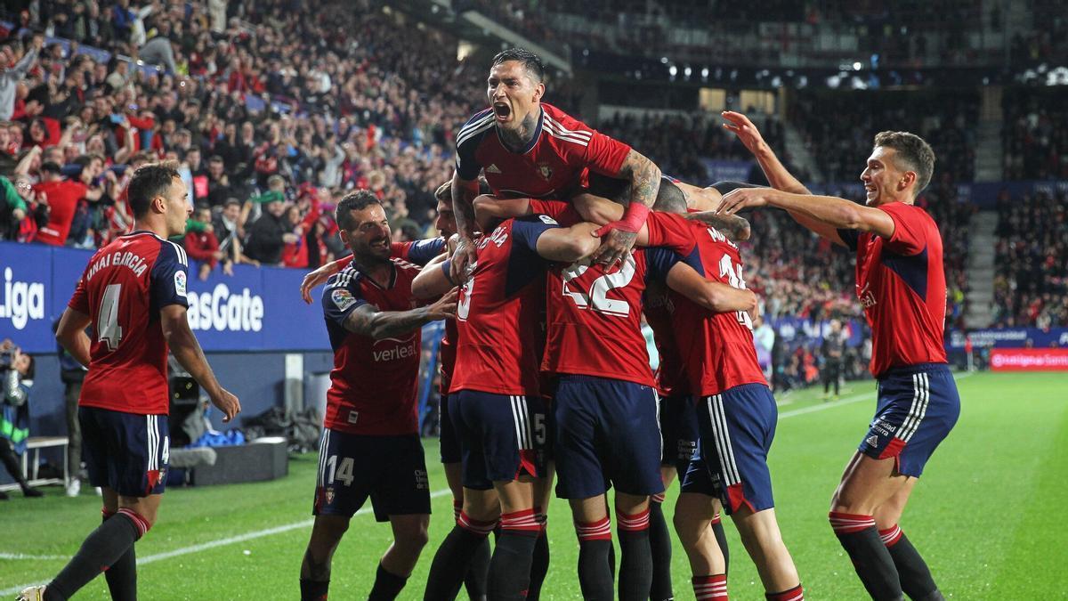 Los jugadores de Osasuna celebran el gol de David García ante el Barcelona.