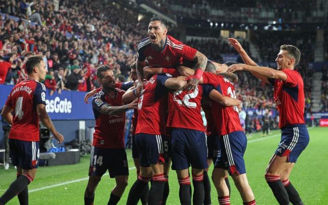 Los jugadores de Osasuna celebran el gol de David García ante el Barcelona. Los jugadores de Osasuna celebran el gol de David García ante el Barcelona.