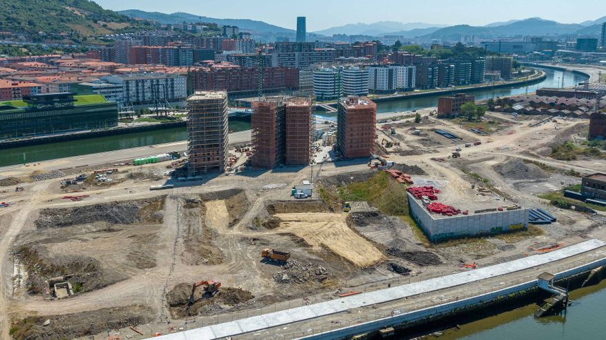 Vista aérea de inicio de las obras en el solar que albergará las viviendas de VPT justo a lado de los tres edificios de VPO ya casi culminadas sus estructuras