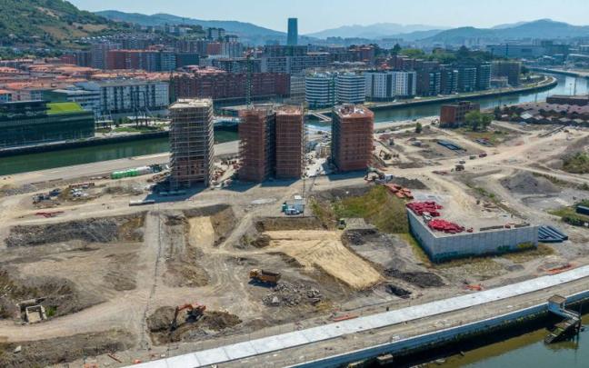 Vista aérea de inicio de las obras en el solar que albergará las viviendas de VPT justo a lado de los tres edificios de VPO ya casi culminadas sus estructuras