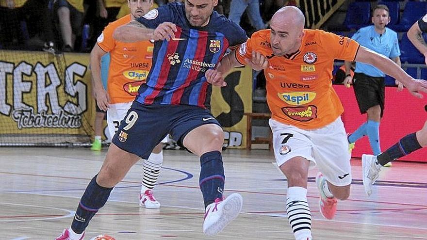 Pugna por un balón entre Sergio Lozano y Pintinho. | FOTO: RIBERA NAVARRA