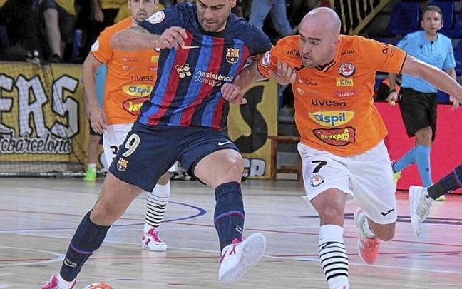 Pugna por un balón entre Sergio Lozano y Pintinho. | FOTO: RIBERA NAVARRA