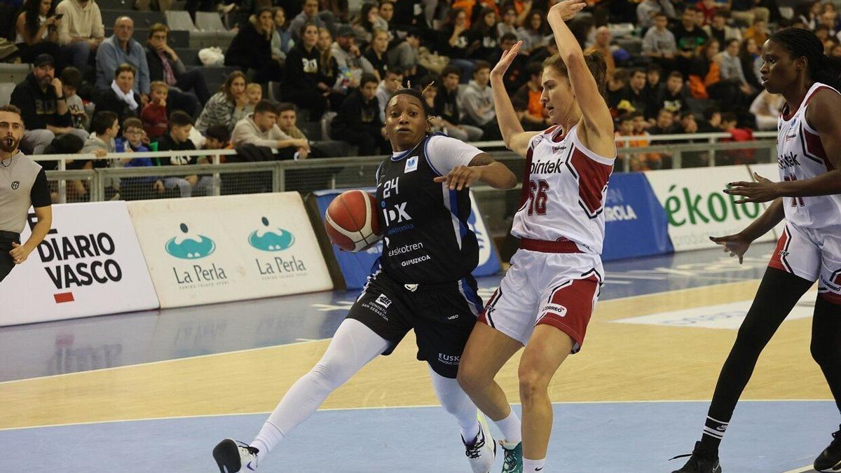 Joy Alexis Brown penetra a canasta ante la defensa de una jugadora del Gernika.