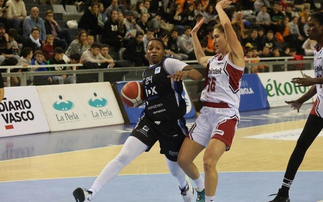 Joy Alexis Brown penetra a canasta ante la defensa de una jugadora del Gernika. Joy Alexis Brown penetra a canasta ante la defensa de una jugadora del Gernika.