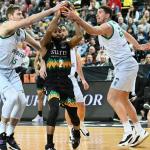 Simon Birgander y Joel Parra frenan la penetraci&oacute;n de Adam Smith.