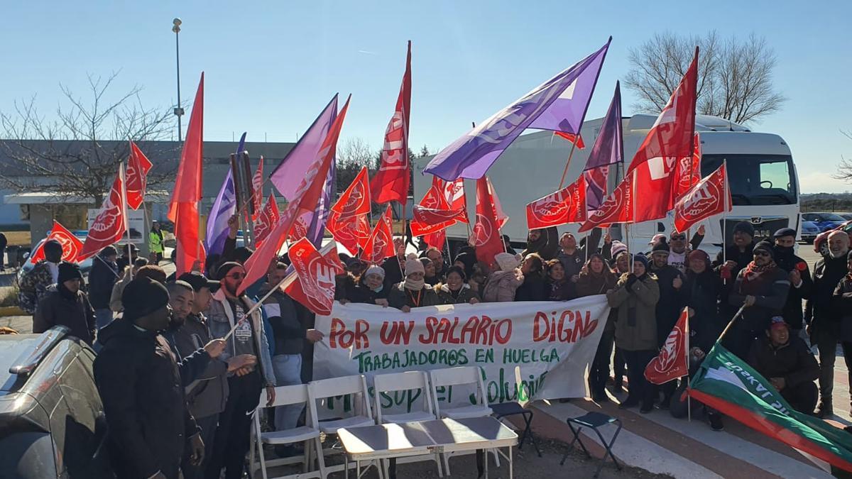 Trabajadores de Messuprel tras una pancarta en la que reivindican "un salario digno"