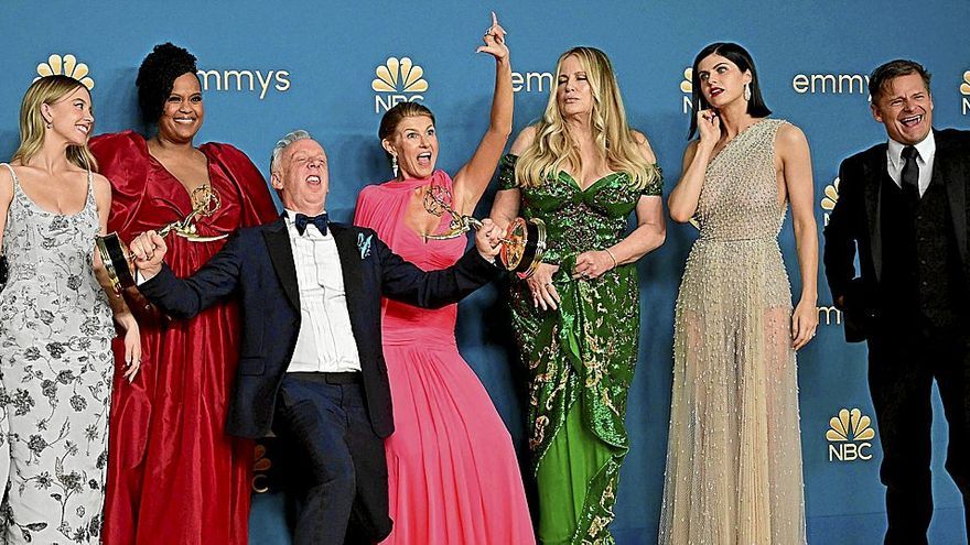 Mike White, director de ‘The White Lotus’, junto al elenco de la serie, tras recoger el premio a mejor miniserie. | FOTO: AFP