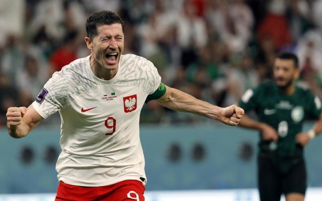Lewandowski celebra su tanto ante el conjunto árabe. Lewandowski celebra su tanto ante el conjunto árabe.