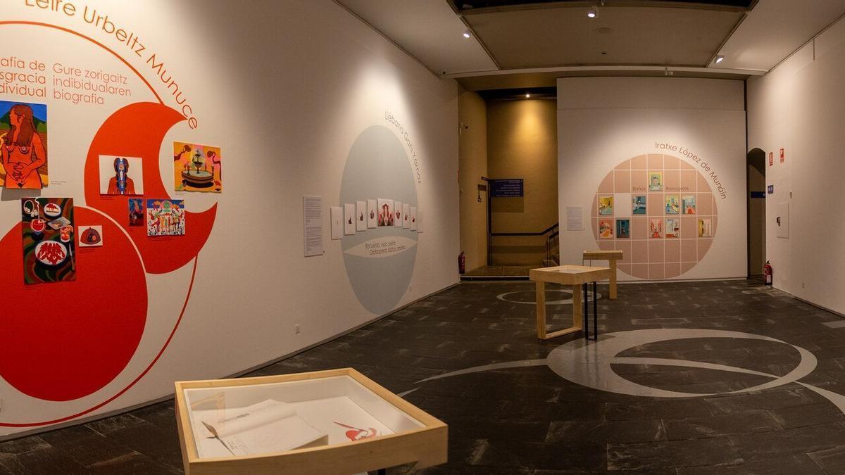 Vista general de la sala del Museo de Navarra en la que se expone la muestra ‘Si el ahora es elegir, lo hacemos en piezas’, comisariada por Susana Romanos y en el que participan los trabajos de diez ilustradoras navarras.