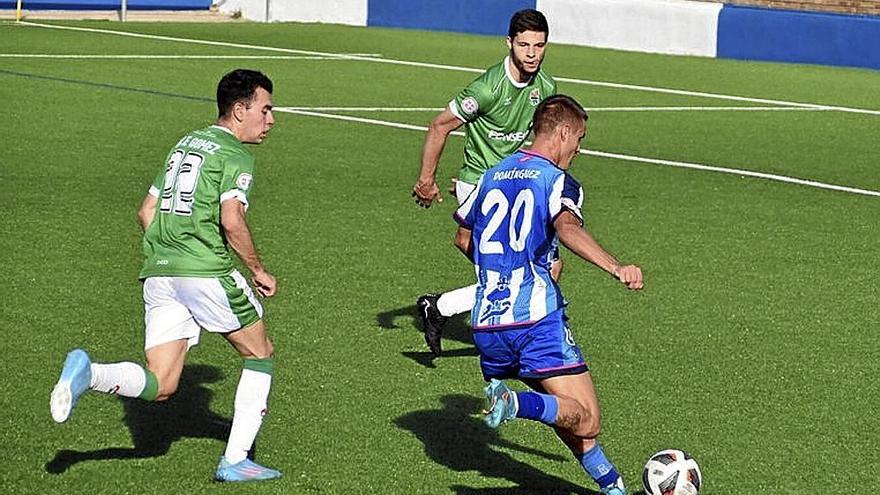 Un jugador del Cirbonero, en el derbi ante San Juan. | FOTO: PEDRO JIMÉNEZ