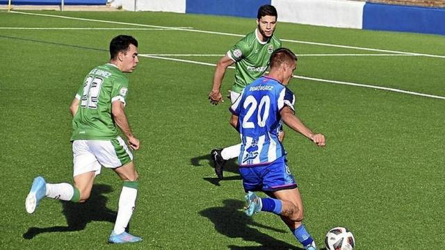 Un jugador del Cirbonero, en el derbi ante San Juan. | FOTO: PEDRO JIMÉNEZ Un jugador del Cirbonero, en el derbi ante San Juan. | FOTO: PEDRO JIMÉNEZ