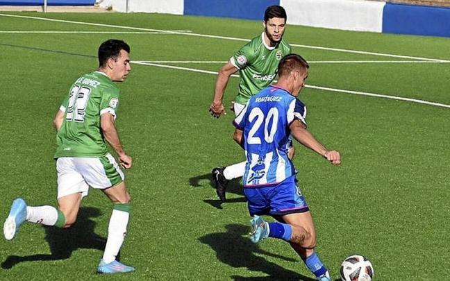 Un jugador del Cirbonero, en el derbi ante San Juan. | FOTO: PEDRO JIMÉNEZ Un jugador del Cirbonero, en el derbi ante San Juan. | FOTO: PEDRO JIMÉNEZ