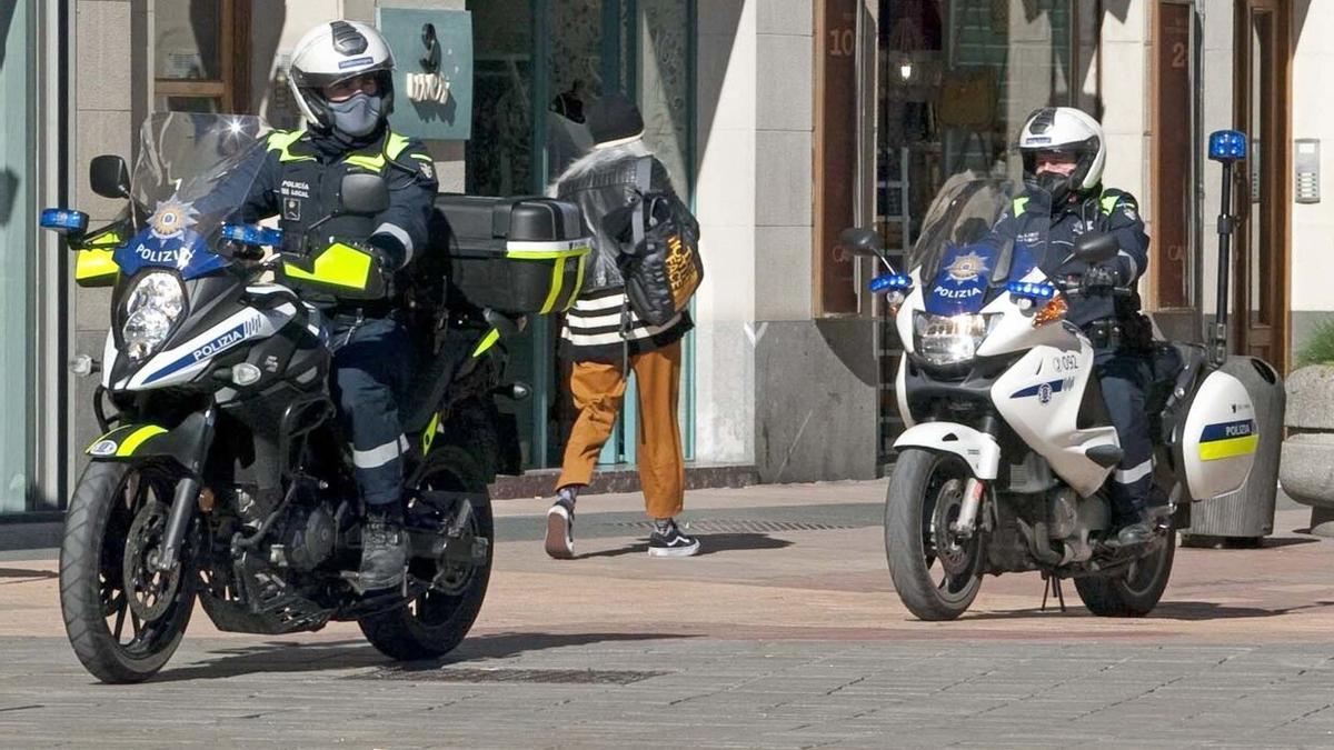 Dos motoristas de la Policía Local.