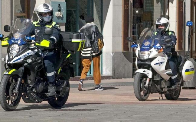 Dos motoristas de la Policía Local.