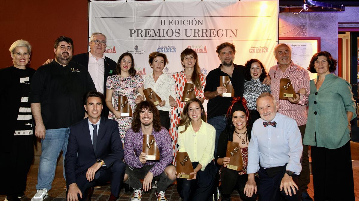 Los premiados posan junto al jurado.