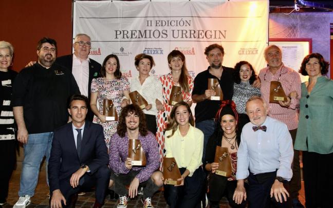 Los premiados posan junto al jurado.
