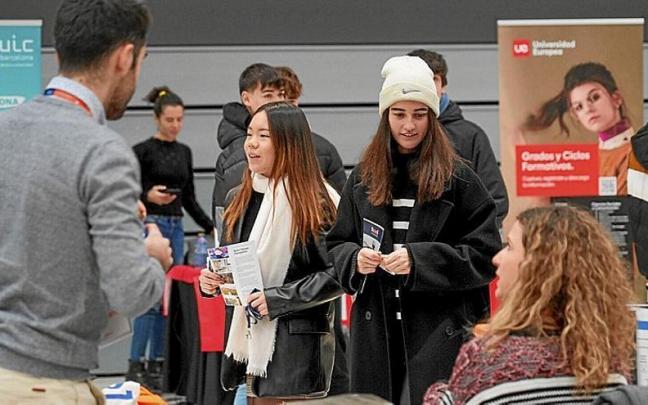 J&oacute;venes estudiantes caminan por los stands de Unitour durante los primeros compases de la feria celebrada ayer.