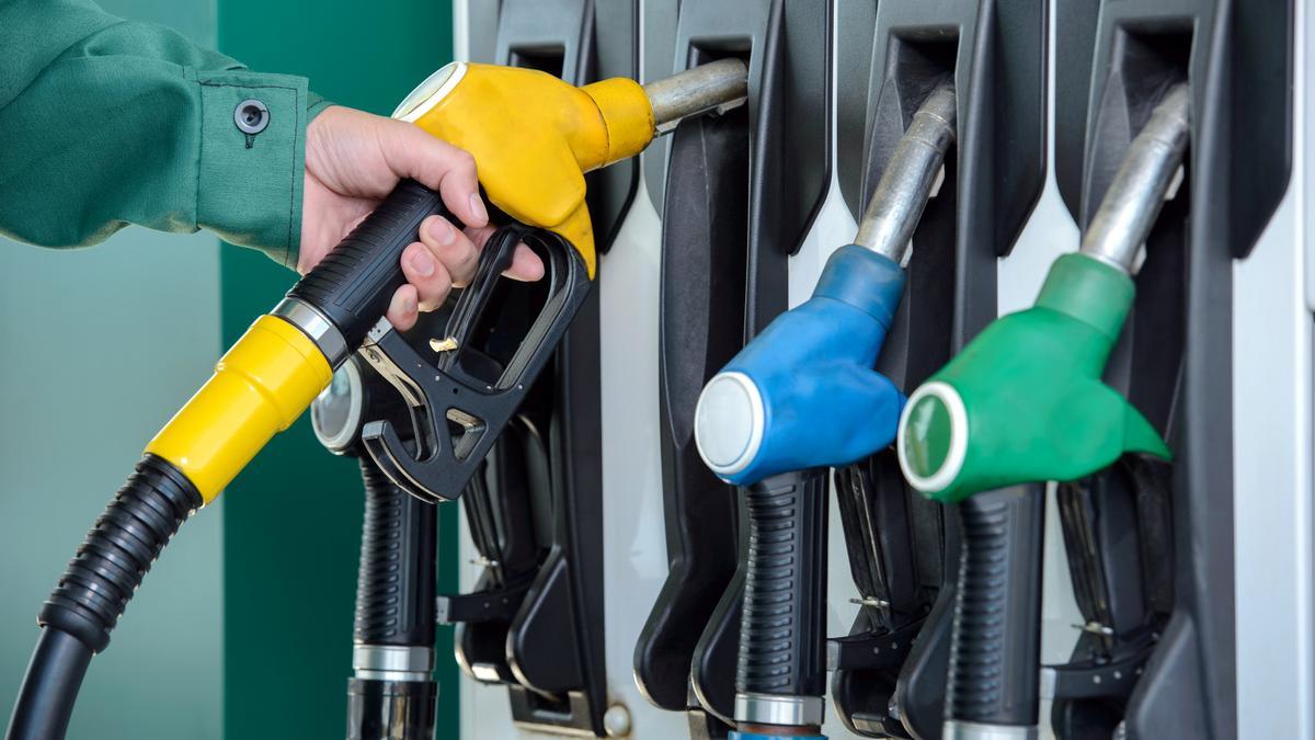 Mangueras de combustible en una estación de servicio.
