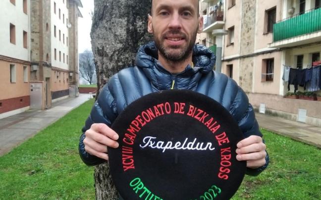 Oier Ariznabarreta posa con la txapela de campeón de Bizkaia en cross.