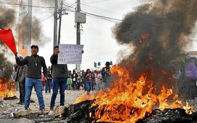 Seguidores de Castillo salieron a la calle para protestar por su detenci&oacute;n y pedir el cese de Boluarte.
