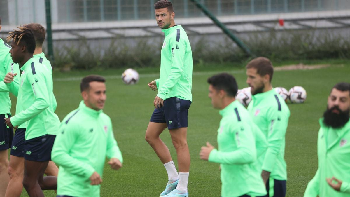 Gorka Guruzeta, en el centro de la imagen, durante la sesión de entrenamiento celebrada ayer en Lezama.