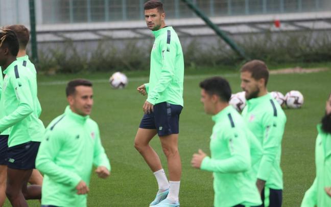 Gorka Guruzeta, en el centro de la imagen, durante la sesión de entrenamiento celebrada ayer en Lezama.