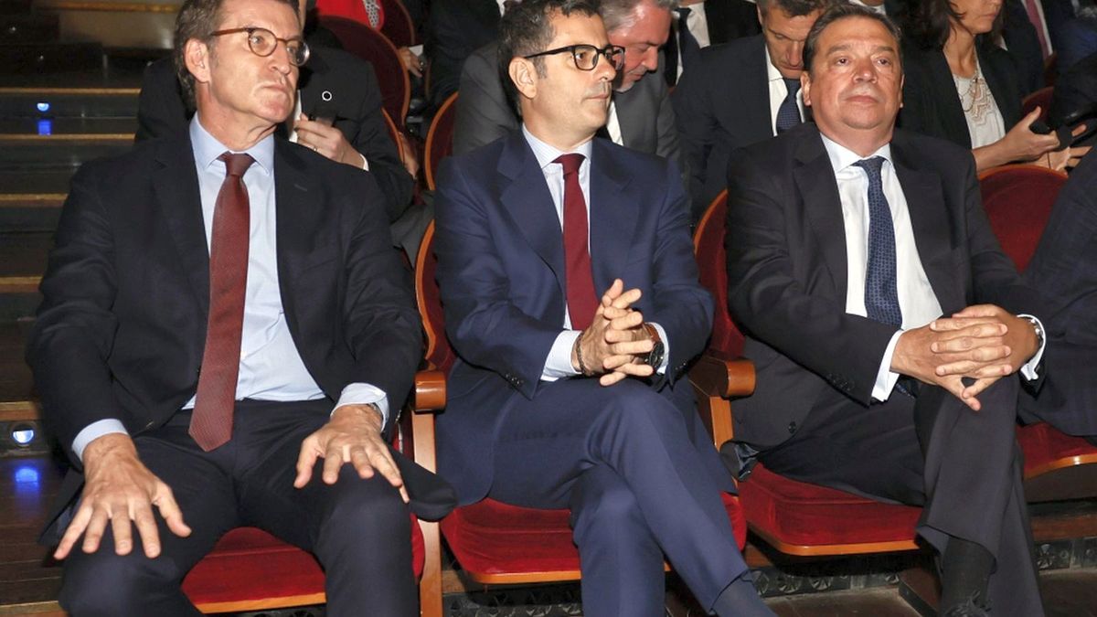 El presidente del PP, Alberto Núñez Feijóo, y el ministro de la Presidencia, Félix Bolaños, durante un acto institucional.