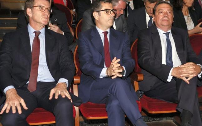 El presidente del PP, Alberto N&uacute;&ntilde;ez Feij&oacute;o, y el ministro de la Presidencia, F&eacute;lix Bola&ntilde;os, durante un acto institucional.