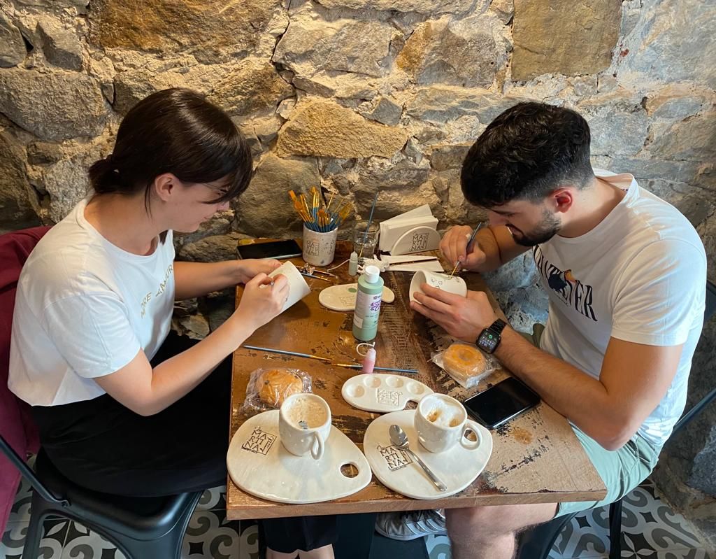 El proceso de pintar las piezas dura unas dos horas.