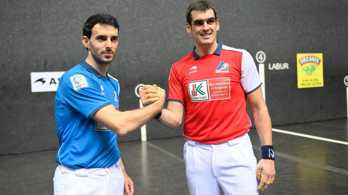 Eleccion del material de pelota para el partido entre Altuna III y Ezkurdia.