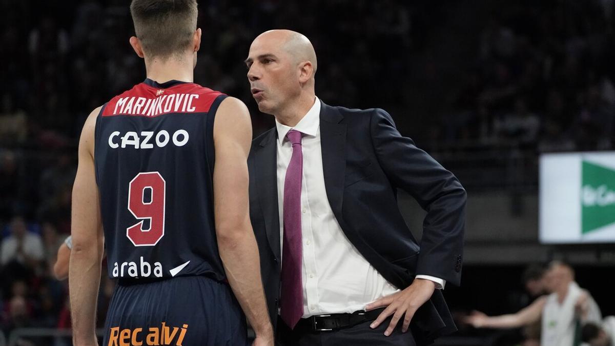 Joan Peñarroya da instrucciones a Marinkovic en un momento del partido