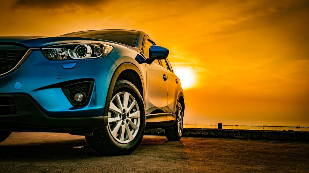 Vehículo aparcado durante la puesta de sol.