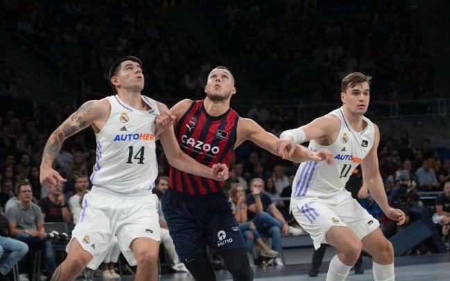 Tadas pelea por la posición con Deck y Hezonja en un partido ante el Real Madrid Tadas pelea por la posición con Deck y Hezonja en un partido ante el Real Madrid