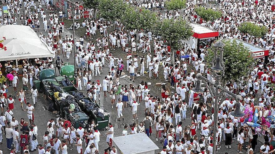 Imagen aérea de la Plaza del Castillo con, a la derecha, dos de las barras instaladas en las pasadas fiestas.