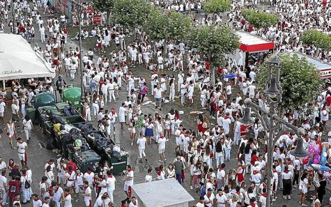 Imagen a&eacute;rea de la Plaza del Castillo con, a la derecha, dos de las barras instaladas en las pasadas fiestas.