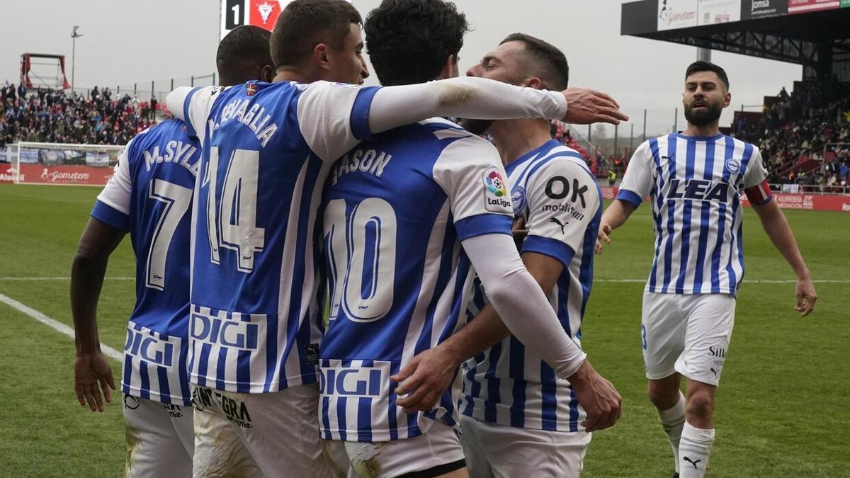 Celebración del equipo tras el gol del empate ante el Mirandés