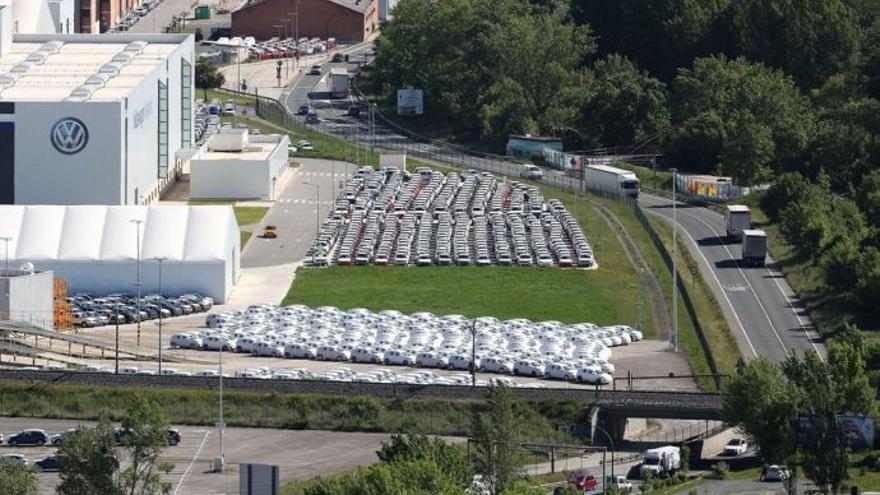 Coches recién fabricados a las puertas de Volkswagen Navarra