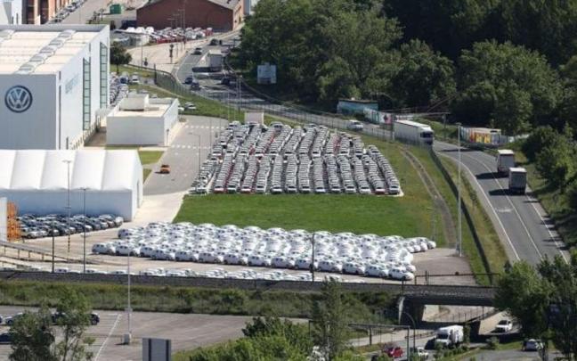 Coches recién fabricados a las puertas de Volkswagen Navarra