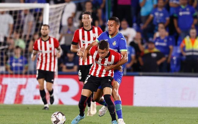 Alex Berenguer, del Athletic Club, y Angel Algobia, del Getafe, se disputan el bal&oacute;n