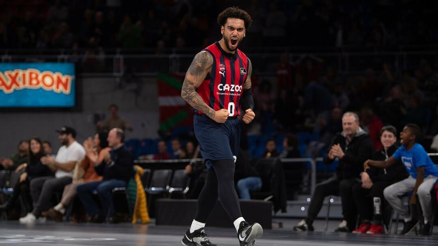 Howard celebra una canasta durante un partido de esta temporada