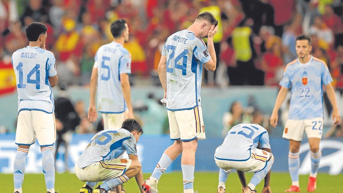 Jugadores de ‘La Roja’, tras perder ante Marruecos en la tanda de penaltis. | FOTO: EFE