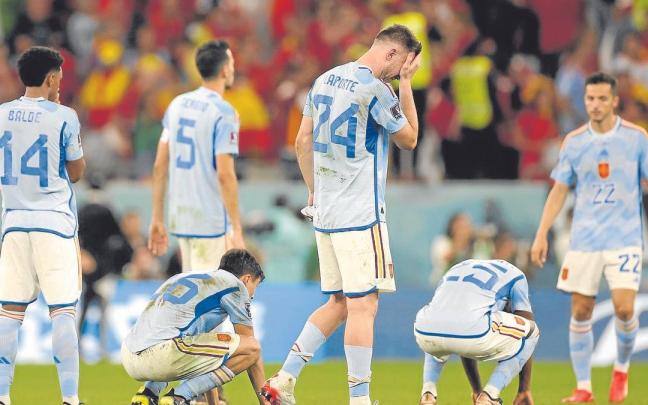 Jugadores de &lsquo;La Roja&rsquo;, tras perder ante Marruecos en la tanda de penaltis. | FOTO: EFE