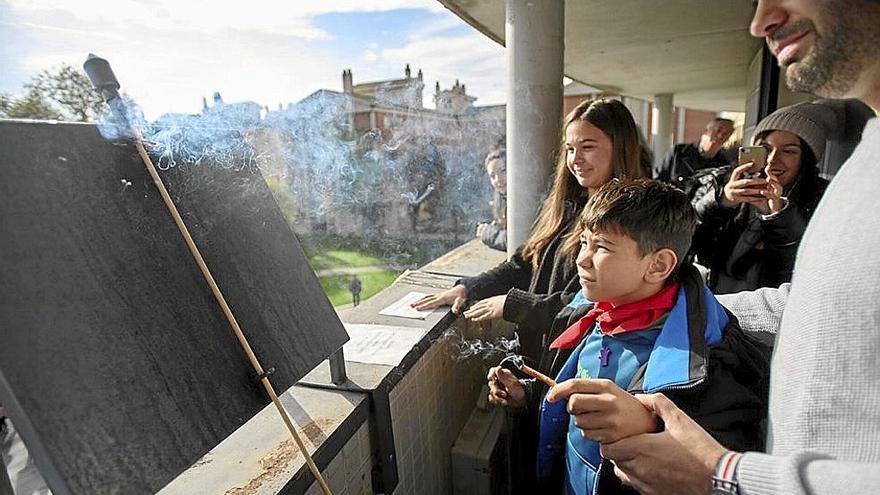 El cohete anunciador, a punto de ser despegar desde el ayuntamiento. | FOTO: IÑAKI PORTO